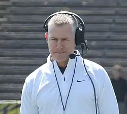 Jason Candle beobachtet als Cheftrainer ein Training der Footballmannschaft der Toledo Rockets im April 2023