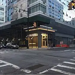 U-Bahn-Eingang Jay Street–MetroTech im Gebäudesockel