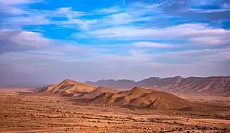 Bergkette des Jbel Bani, im Hintergrund die Gebirgskette des Anti-Atlas