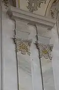 Pilaster mit Kapitellen