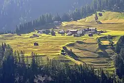 Sicht von Wiesen auf die Jenisberger Terrasse