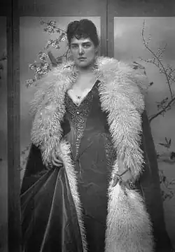 Jennie Churchill mit Tibetlamm-Futter (vor&nbsp;1914)