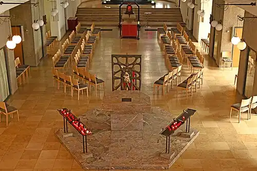 Pietà-Altar, moderne Kunstelemente schraffiert (Urheberrechtsschutz)