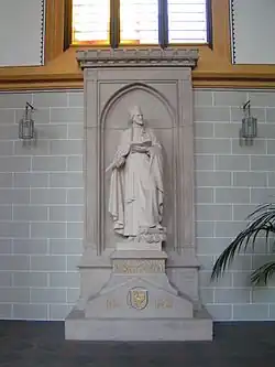 Denkmal oberhalb und die Spee-Gruft in der Trierer Jesuitenkirche
