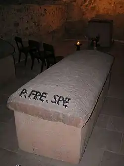 Denkmal oberhalb und die Spee-Gruft in der Trierer Jesuitenkirche