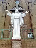 Jesus-Statue vor der katholischen Josefskirche