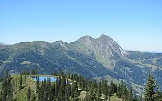 Sladinkopf (Mitte) gleich neben dem knapp höheren Bernkogel (rechts)