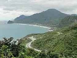 Küstenstraße 11 mit Strand im Dorf Jiqi (Blick Richtung Süden)