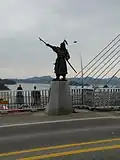 Bronzestatue des Admirals Yi Sun-sin auf der Brücke