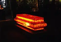 Jinran Kim, Seifensarg, 2000. 235 × 80 × 65 cm, Seife, Plexiglas, Holz, Licht, Ton