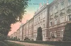 Infanterie-Kaserne in Jitschin (Gebäude 2009 noch existent, inzwischen abgebrochen) Koordinate 50°&nbsp;26′&nbsp;28″&nbsp;N, 15°&nbsp;21′&nbsp;40″&nbsp;O50.44111111111115.361111111111