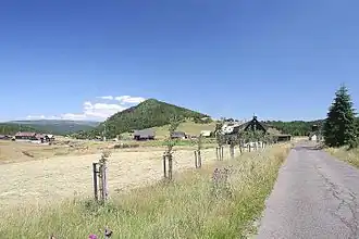 Bukovec mit der Ortschaft Jizerka im Vordergrund