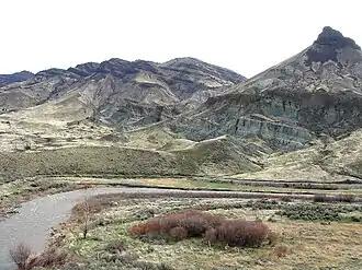 Gesteinsschichten über dem Fluss