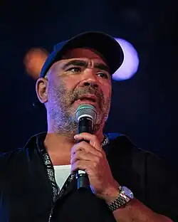 Foto eines Mannes, der ein Mikrofon hält