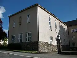 Nordost-Flügel mit Aula (oben) und Sporthalle (unten)