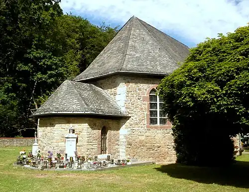 Johanneskapelle Rückseite mit Ortsfriedhof