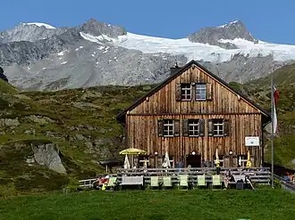 Johannishütte. Am Horizont von links nach rechts: Großvenediger, Hohes Aderl, Rainerhorn