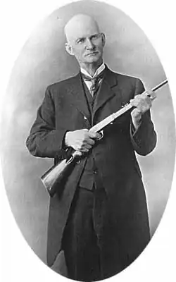 John Moses Browning mit Browning Selbstladegewehr cal 22 (Ladeöffnung links, Bild seitenverkehrt)