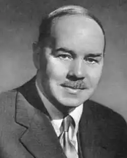 Gesicht ab Schulterblatt von vorn in schwarzweiß.