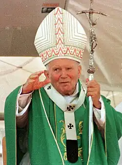 Johannes Paul&nbsp;II. mit der modernen Form des Palliums