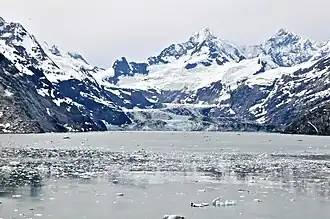 Blick von Nordosten über den Johns-Hopkins-Gletscher auf Mount Orville (mittig) und Mount Wilbur (rechts)