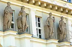 Darstellung vierer Arbeiter über dem Portal zur ehem. Ballerstrem’schen Güterverwaltung in Gleiwitz