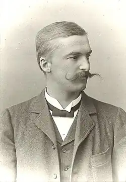 Josef Schatz mit langem Schnurrbart und in dunklem Anzug