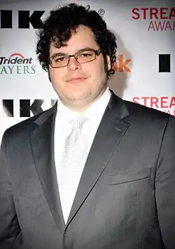 Josh Gad spielte Skip Gilchrist
