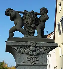 Die Brunnenfiguren von links
