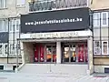 Eingangs des Attila-József-Theaters (József Attila Színház)