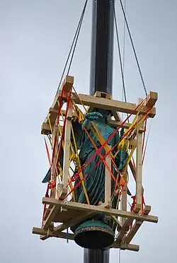 Die Concordia in der Schwebe.