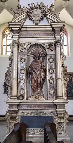 Echters Grabmal im Würzburger Dom, Julius Echter im bischöflichen Ornat mit Schwert und Pedum