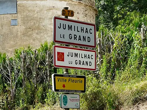 Zweisprachiges Ortsschild an der D 78