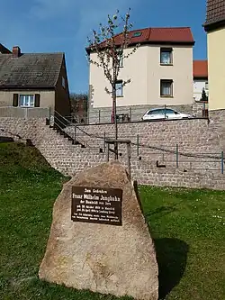 Junghuhn-Gedenkstein im April 2012. Ein etwa 1,60&nbsp;Meter hoher Findling mit einer 40 × 60&nbsp;cm großen Bronzetafel; dahinter die im November 2009 gepflanzte Wildkirsche.