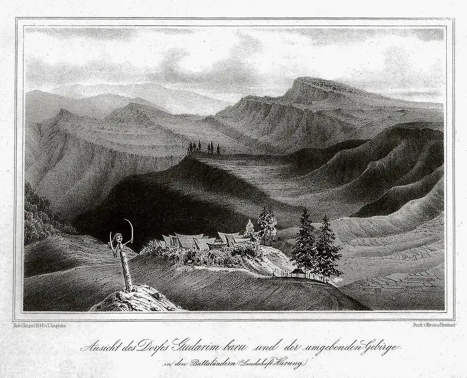 Ansicht des Dorfes Gudarim baru (Die Battaländer …, 1. Band). In diesem Dorf geriet Junghuhn in Gefangenschaft. Als Spion wurde er verurteilt, bei lebendigem Leibe verzehrt zu werden. Nur mittels einer hastigen Flucht konnte er sich und seinen Begleitern das Leben retten. Nach zwei Tagen erreichte die erschöpfte Gruppe ein Dorf mit freundlich gesinnten Bewohnern. Dort bot man Junghuhn zum Verzehr Menschenfleisch an, von zwei Gefangenen, die tags zuvor getötet wurden. – Vgl. Franz Junghuhn: Die Battaländer auf Sumatra. 1. Band, Fußnote S.&nbsp;249–250; ausführlicher in: Die menschenfressenden Battaker. Etwas aus Junghuhn's Reise durch Java und Sumatra. In: Der Freihafen, 5. Jg., Altona 1842, S.&nbsp;109–119. PDF-Datei: books.google.de.[163]