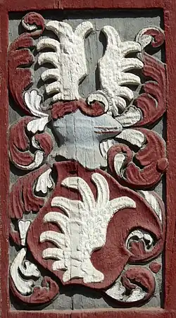 Wappen der Familie Swanenflogel am Torbogen der Südfassade