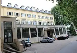 Foto der Eingangsfassade des Juristischen Seminars in der Friedrich-Ebert-Anlage 6-10