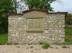 Ruine Schloss Justingen: Rekonstruiertes Mauerstück mit Torbogenplatte