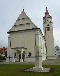 St. Oswaldkirche mit Stauferstele