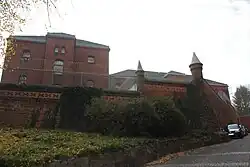 Die hohen Mauern mit kleinen Wachtürmen des Gefängnisses