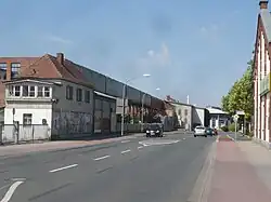 Justus-Liebig-Straße mit der Ruine der Gießerei Burkhardt (2018)