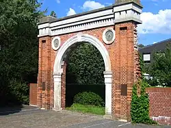 Das Jutetor, Eingangstor der ehemaligen Jutespinnerei. Heute Gedenkstätte für die Opfer des KZ Vechelde.