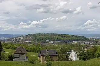 Blick vom Zürichberg auf den Käferberg-Waidberg. Rechts im Hintergrund die Lägern. (März 2008)