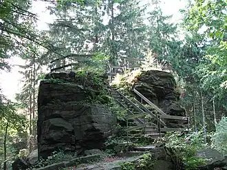 Die westliche der beiden Gipfelklippen dient als Aussichtspunkt.