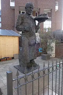 Düsseldorfer Köbes, Bronzestatue des Bildhauers Peter Rübsam (2024)