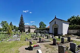 Friedhof mit Grufthäusern an der Ostmauer