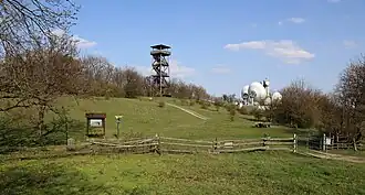 Gipfelregion der Königswarte mit Aussichtsturm und Fernmeldeaufklärungsanlage