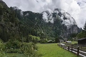 Blick von der Rotte Kötschachtal auf den wolkenverhangenen Flugkopf