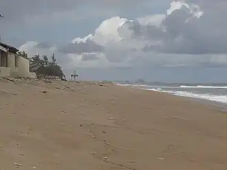 Die Küste von Benin mit dem Seehafen Cotonou im Hintergrund
