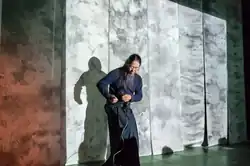 Koho Mori-Newton: Klangperformance, bemalte japanische Seide